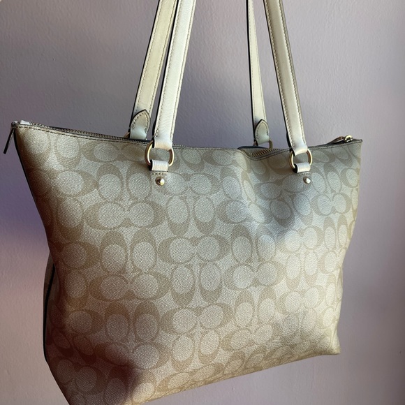 Coach Gallery Tote In Signature Canvas - Picture 3 of 12